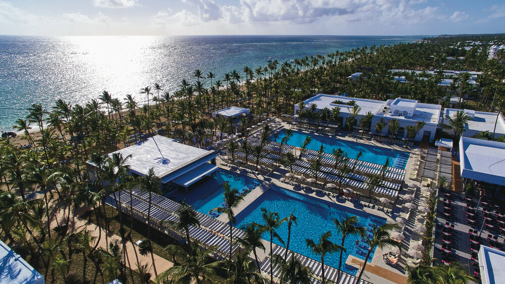 Hotel en Punta Cana para quinceañeras de Fifteens. Vista aérea de piletas.